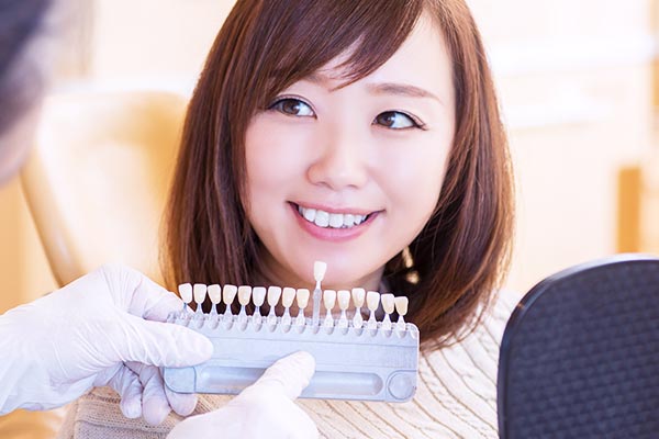 セラミックやゴールドを使った自費治療ではワンランク上の治療を求めている患者様のニーズに応えることができます。
